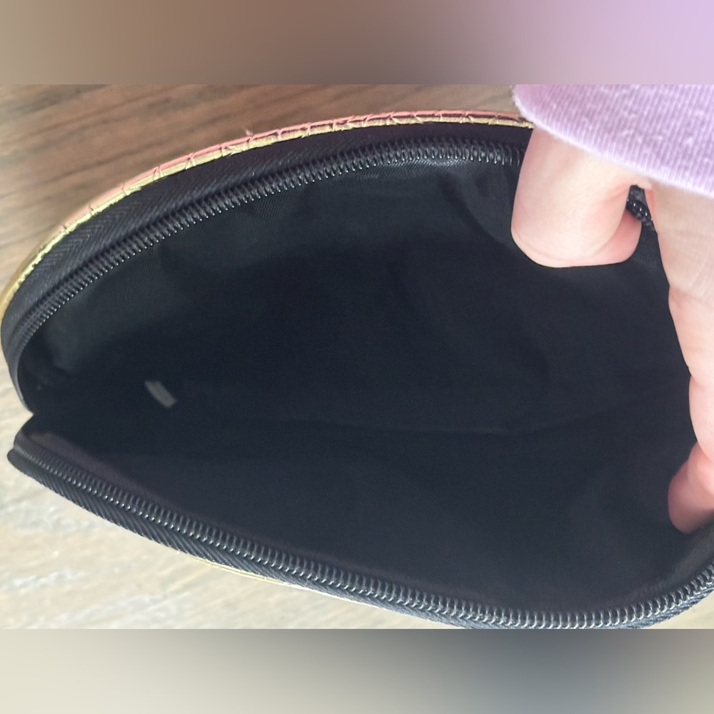 Mac gold metallic makeup bag - Picture 4 of 5